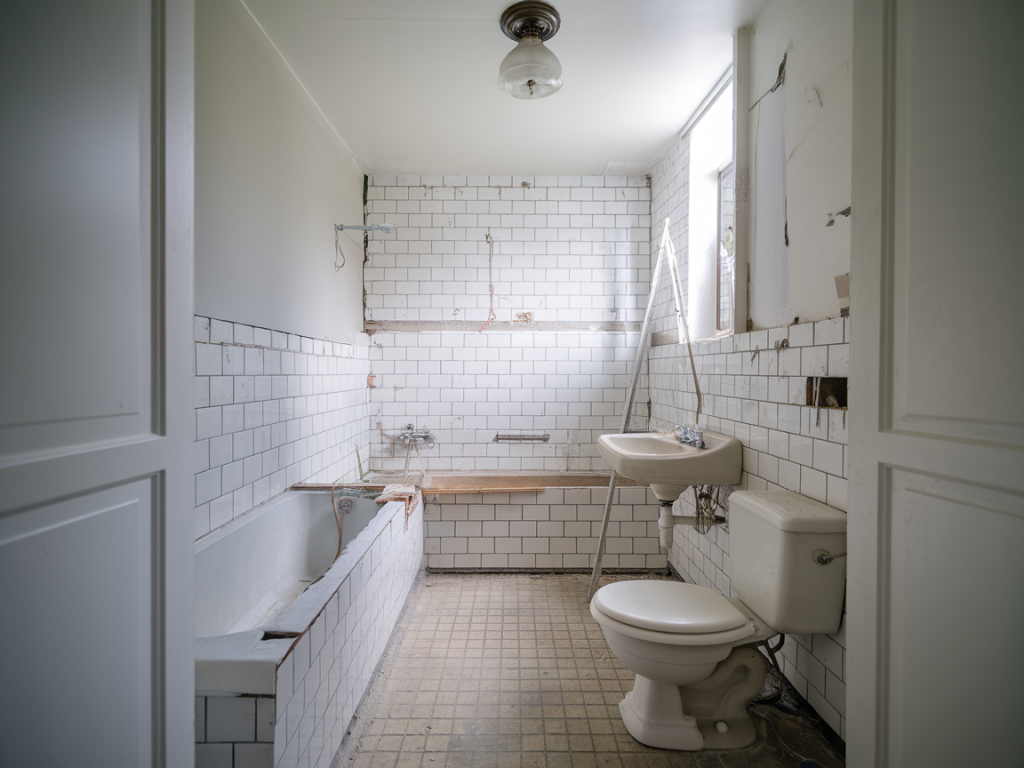 Comment obtenir un devis fiable pour la rénovation de votre salle de bain et éviter les surfacturations