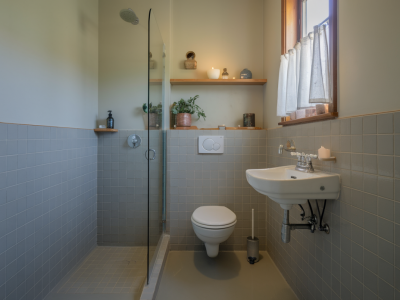 Rénovation d'une salle de bain sous 4 m² : agencement, gains de rangement et matériaux étanches à privilégier